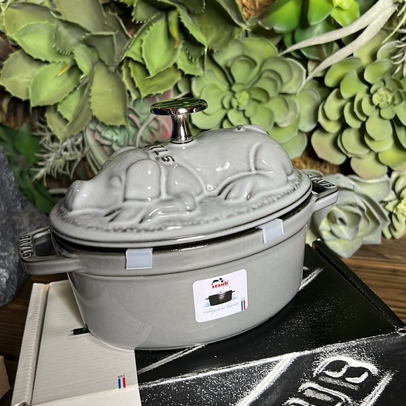 Williams Sonoma Staub Enameled Cast Iron Pig Dutch Oven 🇫🇷🐖 - Picture 6 of 17